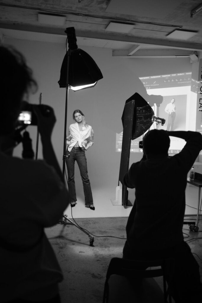 Fotógrafo haciendo una sesión en un estudio