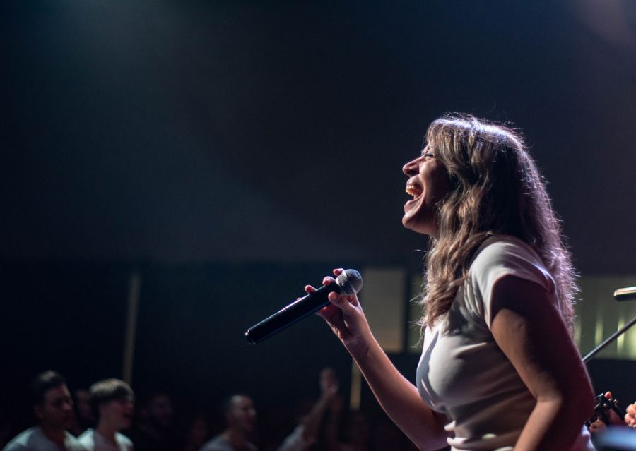 Cantante en el escenario