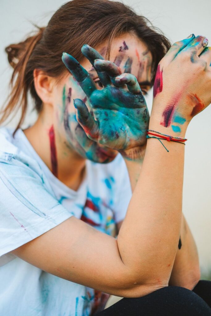 Artista con las manos llenas de pintura