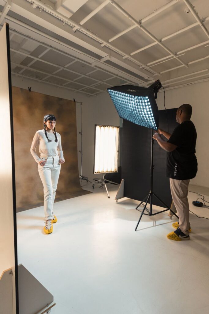 Sesión de fotos en un estudio con focos