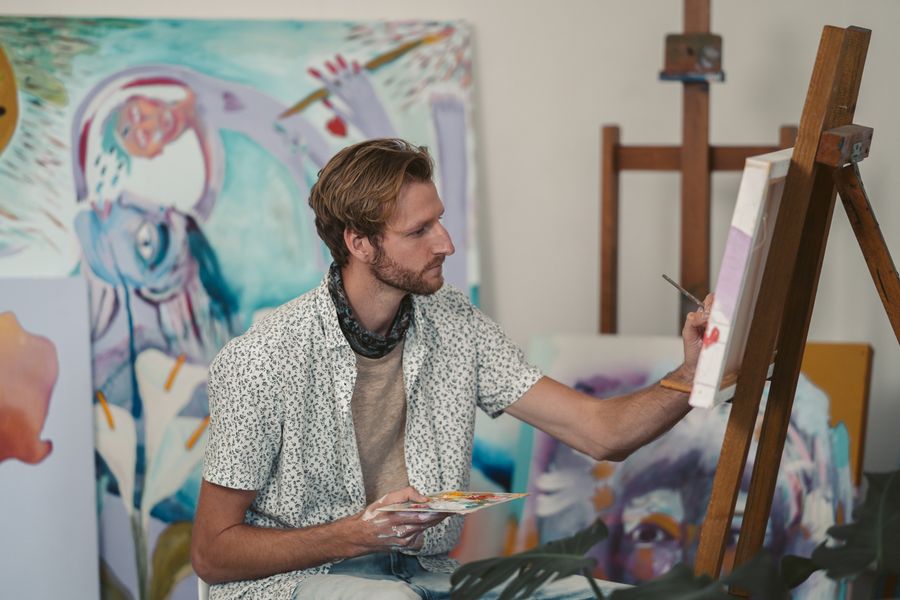 Pintor trabajando en su estudio