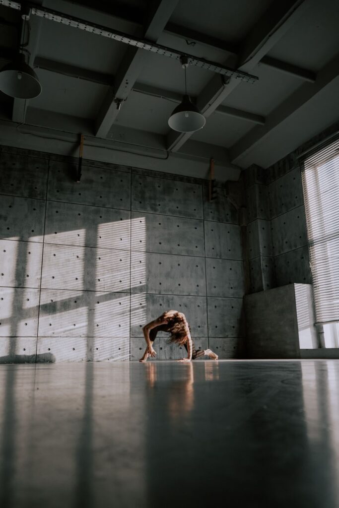 Bailarín practicando danza contemporánea