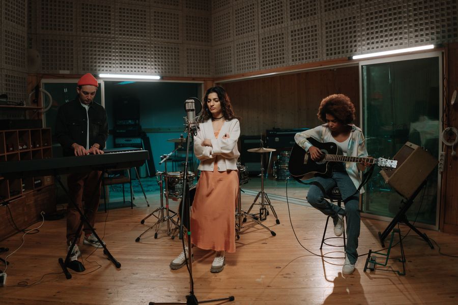 Grupo de música ensayando